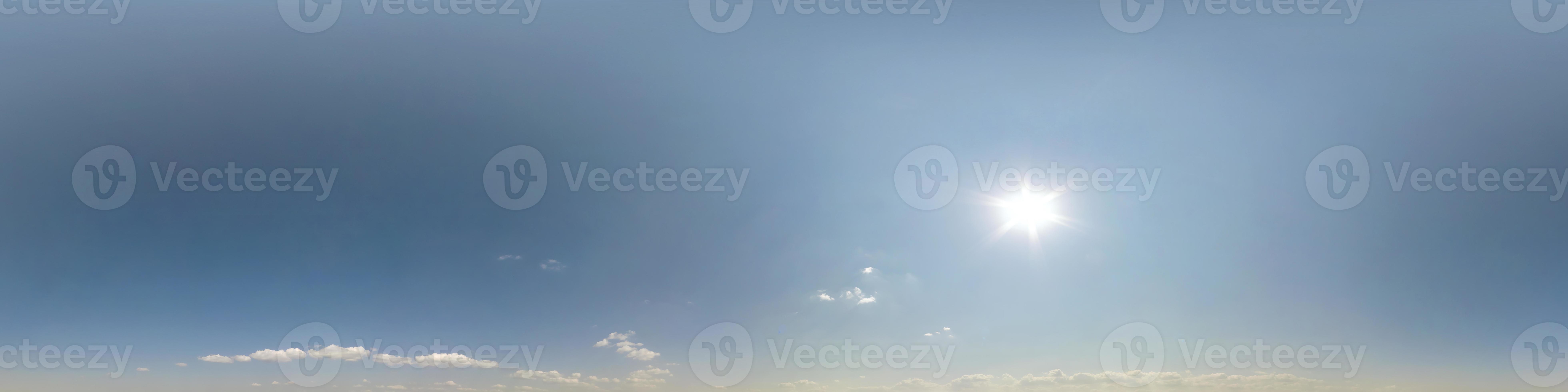 céu azul claro hdri 360 panorama em projeção perfeita com zênite para uso  em gráficos 3D ou desenvolvimento de jogos como cúpula do céu ou editar tiro  de drone para substituição do
